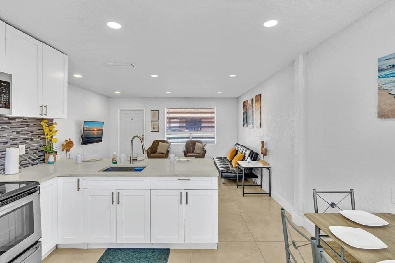 New Stylish 2 Bdrm Mins To Beach & Aventura Mall Hallandale Beach Extérieur photo