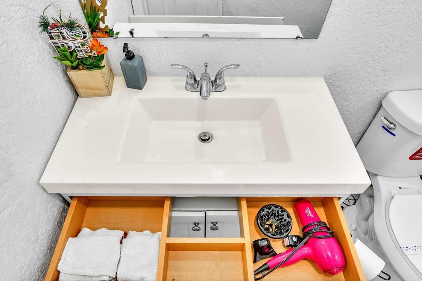 New Stylish 2 Bdrm Mins To Beach & Aventura Mall Hallandale Beach Extérieur photo