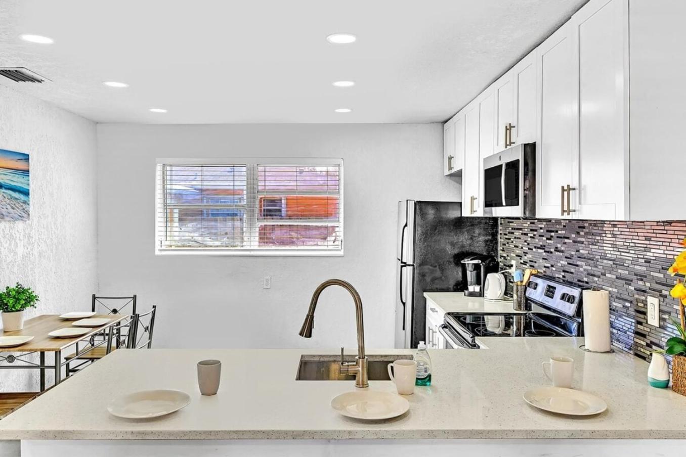 New Stylish 2 Bdrm Mins To Beach & Aventura Mall Hallandale Beach Extérieur photo