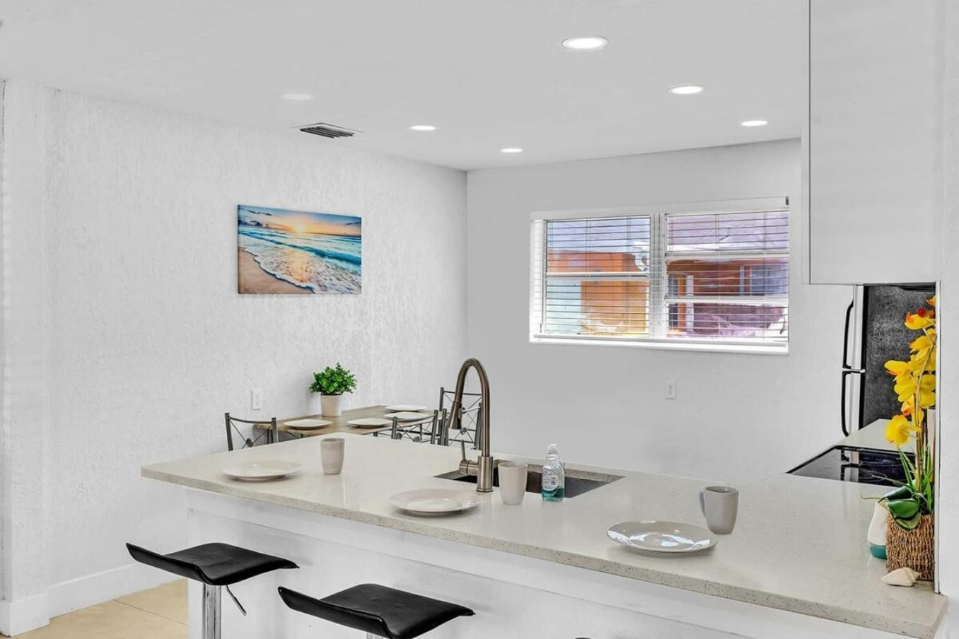 New Stylish 2 Bdrm Mins To Beach & Aventura Mall Hallandale Beach Extérieur photo