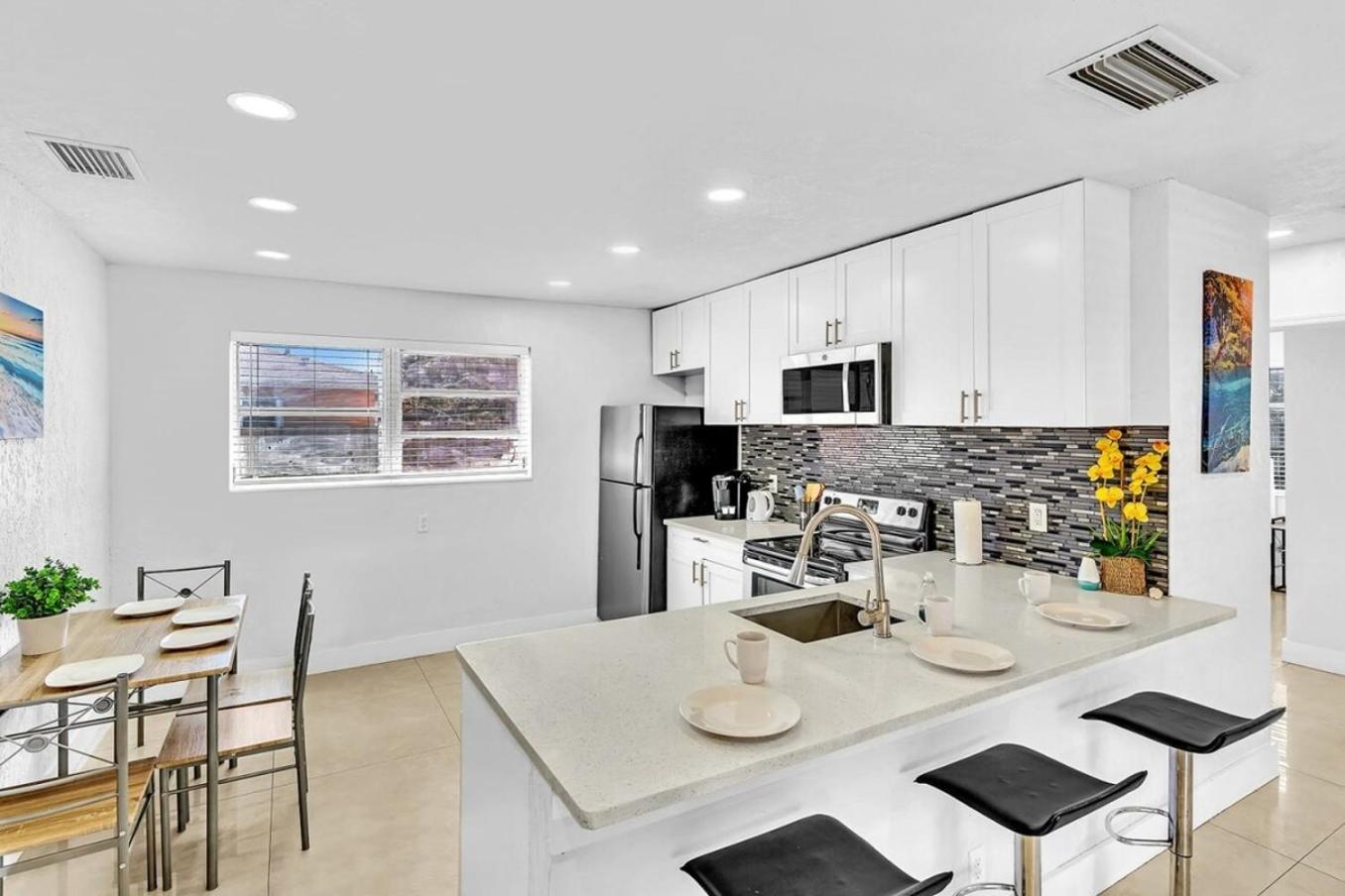 New Stylish 2 Bdrm Mins To Beach & Aventura Mall Hallandale Beach Extérieur photo