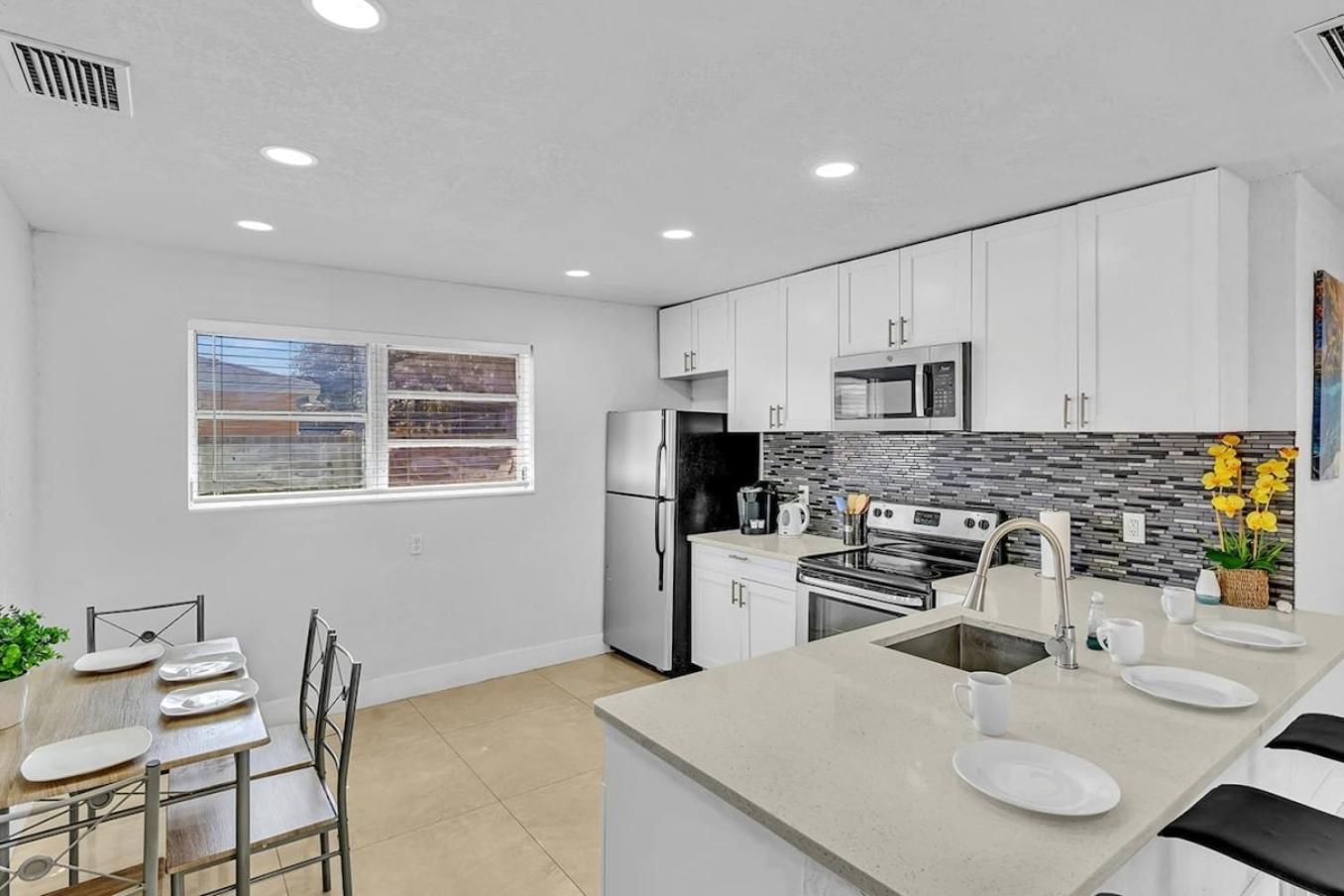 New Stylish 2 Bdrm Mins To Beach & Aventura Mall Hallandale Beach Extérieur photo